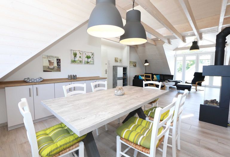 Esstisch mit Blick ins Wohnzimmer