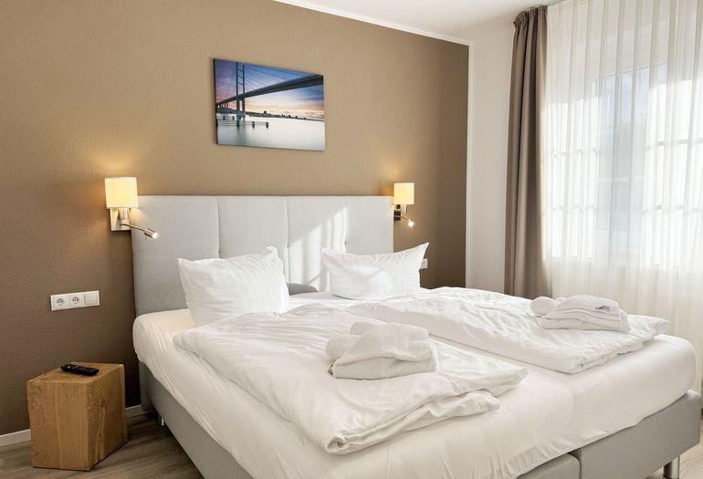 Schlafzimmer mit Boxspringbett