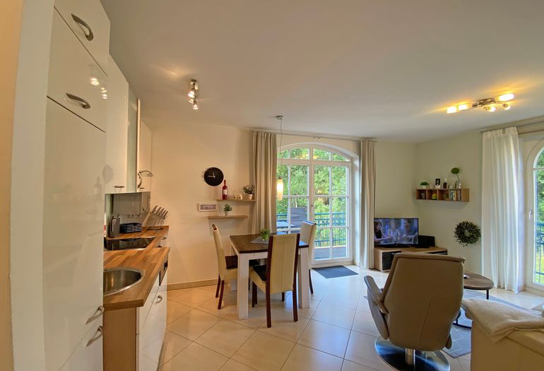 Wohnzimmer mit Küchenzeile und Esstisch