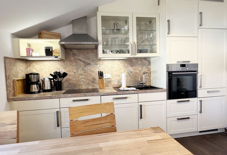 Küchenzeile mit diversen Küchenutensilien Küchenzeile mit diversen Küchenutensilien