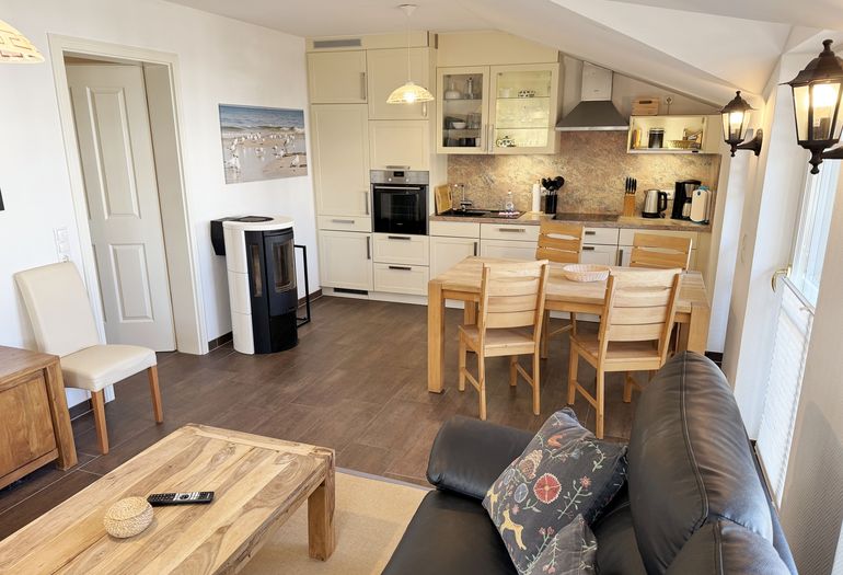 gemütlicher Wohnbereich mit Couch und Kamin