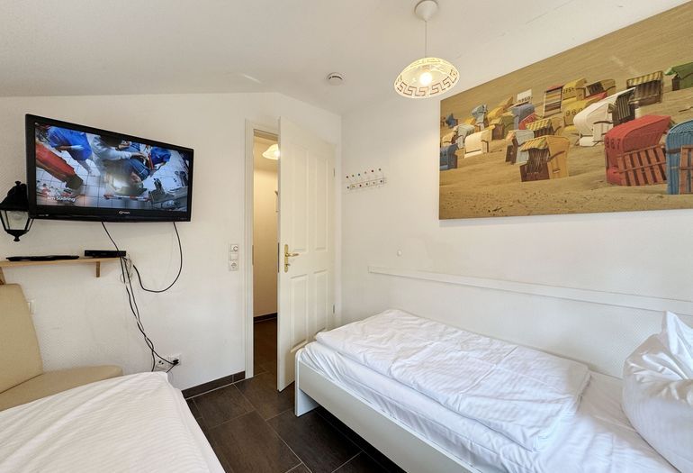 2.Schlafzimmer mit Einzelbetten und Flachbild-TV