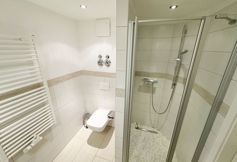 innenliegendes Badezimmer mit WC und ebenerdiger Dusche