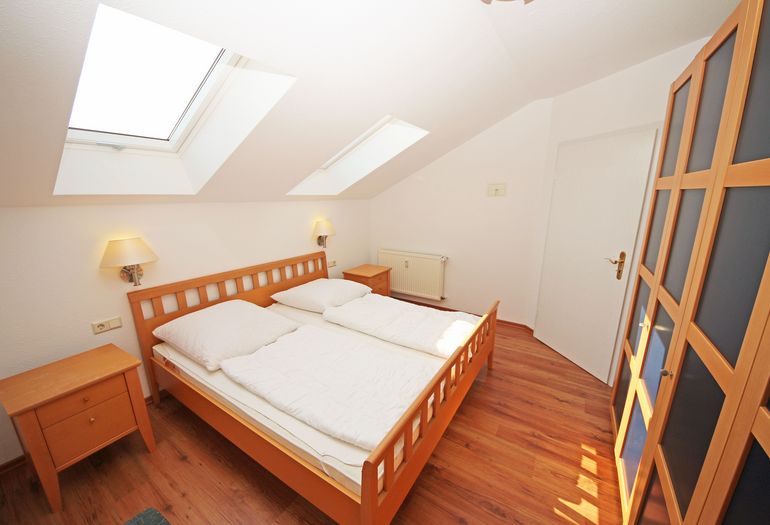 Schlafzimmer mit Doppelbett