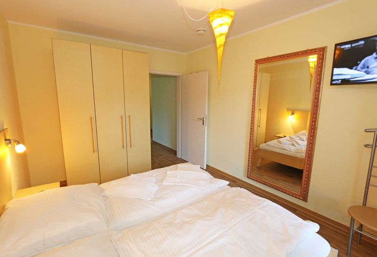 Schlafzimmer mit Kleiderschrank