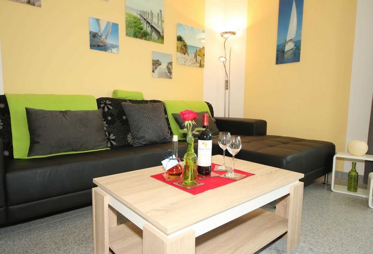 Wohnzimmer mit gemütlicher Couch