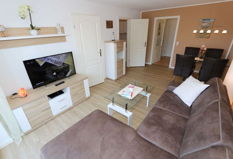 Wohnzimmer mit gemütlicher Couch