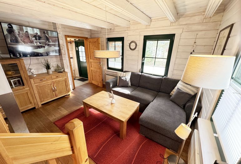 Wohnzimmer mit gemütlicher Couch