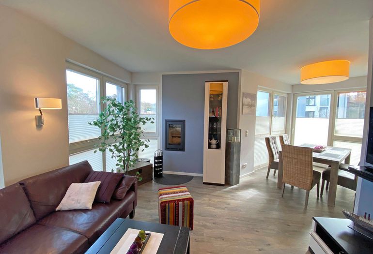 Wohnzimmer mit Esstisch Wohnzimmer mit Esstisch