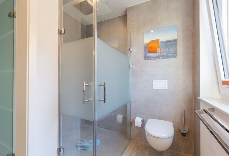 Badezimmer mit WC und Dusche