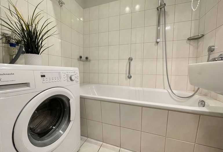 innenliegendes Badezimmer mit Waschmaschine