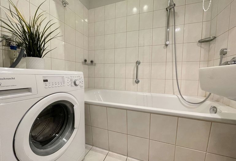 innenliegendes Badezimmer mit Waschmaschine