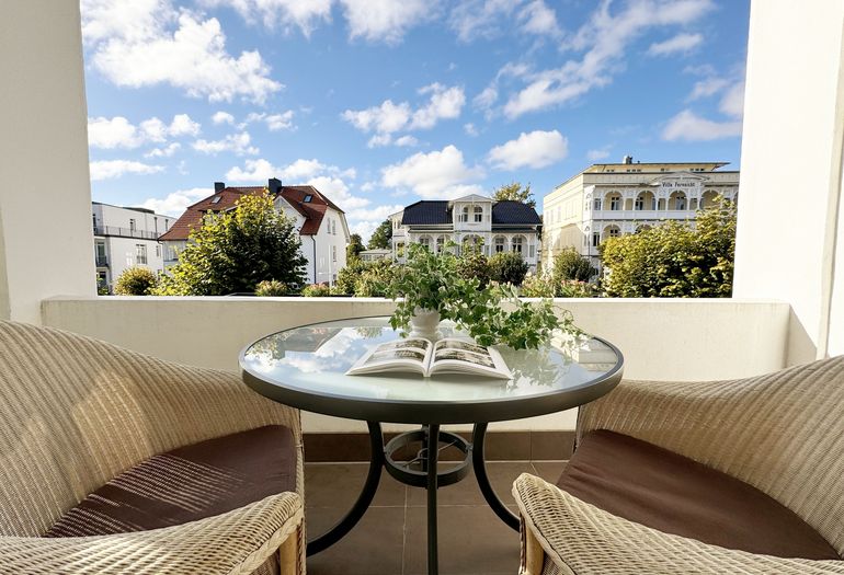 Platz an der Sonne auf dem Balkon Platz an der Sonne auf dem Balkon
