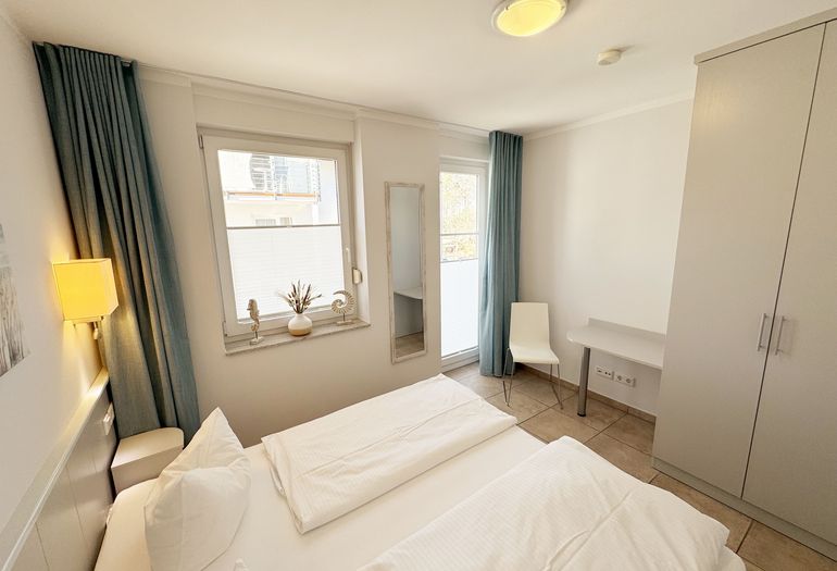 2.Schlafzimmer mit Doppelbett und Kleiderschrank sowie Schreibtisch