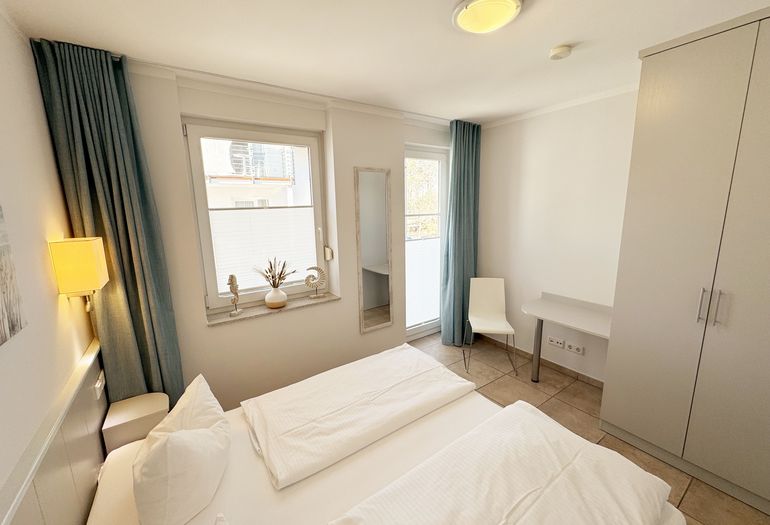 2.Schlafzimmer mit Doppelbett und Kleiderschrank sowie Schreibtisch 2.Schlafzimmer mit Doppelbett und Kleiderschrank sowie Schreibtisch