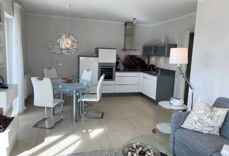 moderne Küchenzeile mit Esstisch moderne Küchenzeile mit Esstisch