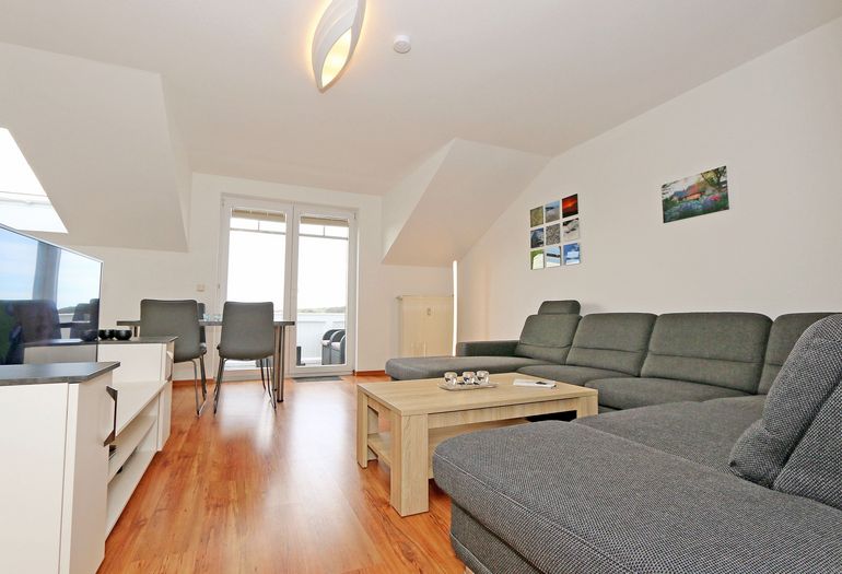 Wohnbereich mit kleinem Couchtisch