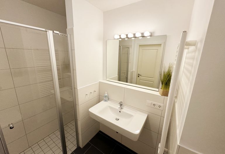 Badezimmer mit ebenerdiger Dusche