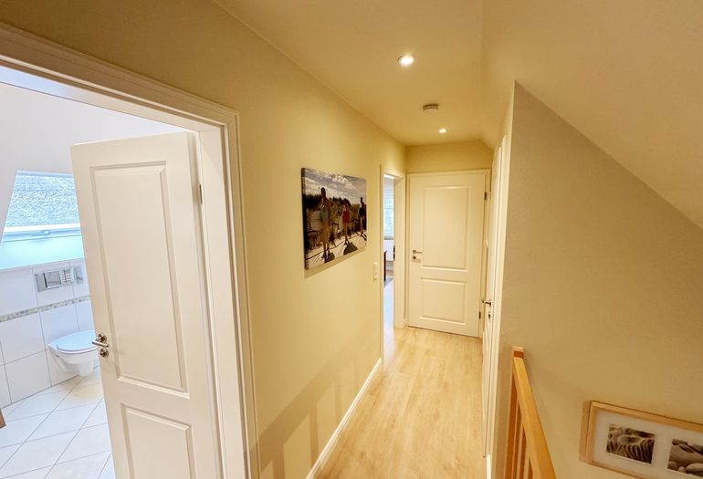 oberer Flurbereich mit Zugang zum Bad, beiden Schlafzimmern und kleiner Kleiderkammer