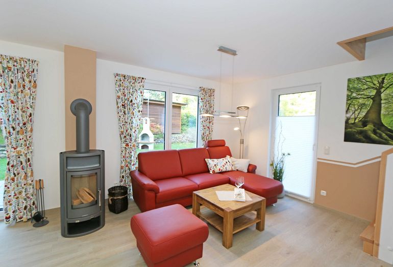 Wohnzimmer mit gemütlicher Couch und Kamin