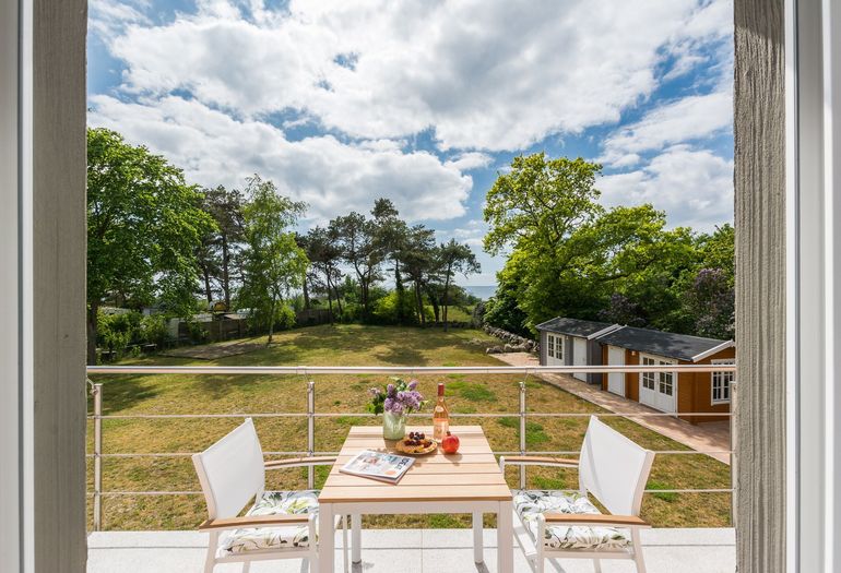 bestuhlter Balkon mit schönem Blick zum Bodden