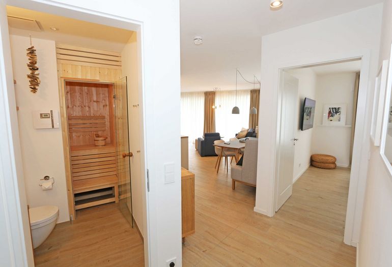Flur mit Blick ins Badezimmer und Sauna