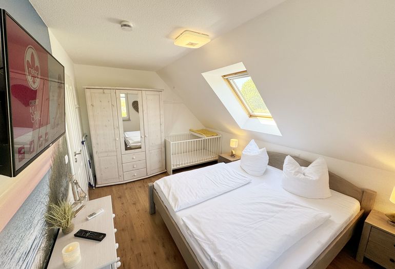 1. Schlafzimmer mit zusätzlichem Kinderbett