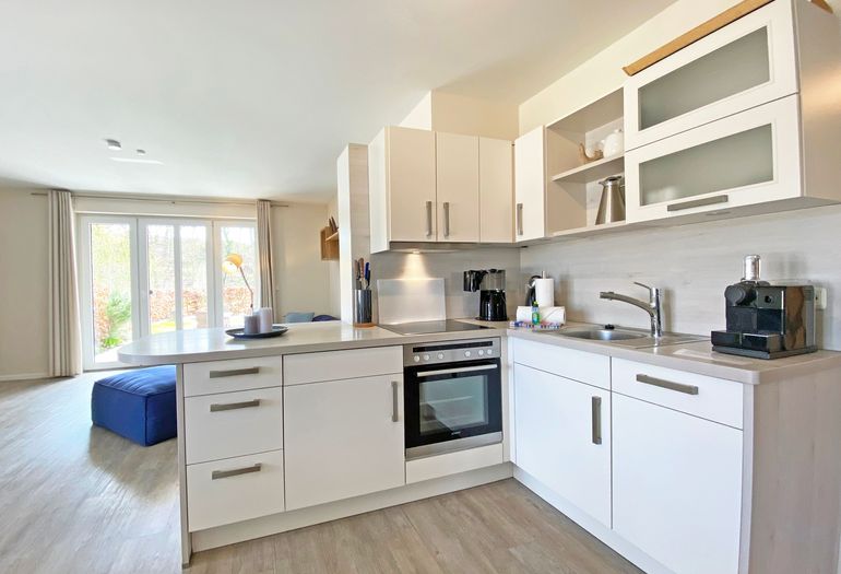 moderne Küchenzeile mit Backofen