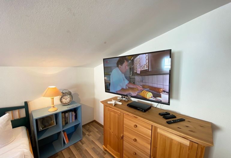 1. Schlafzimmer mit Kommode