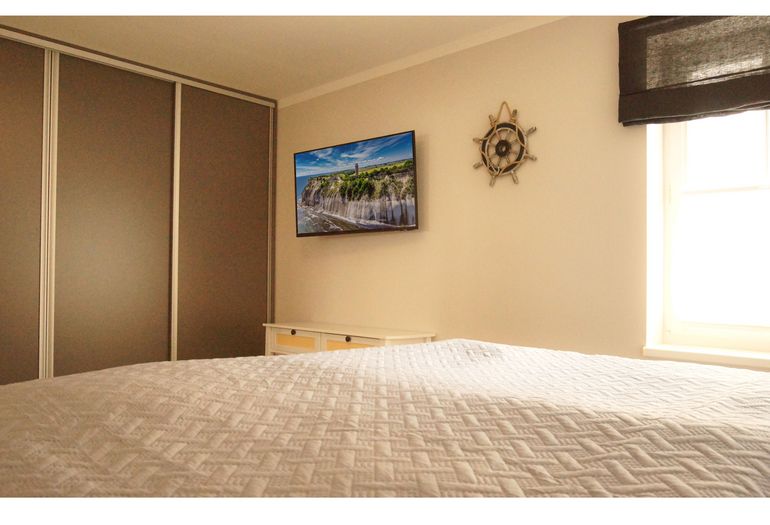 Schlafzimmer mit Kleiderschrank