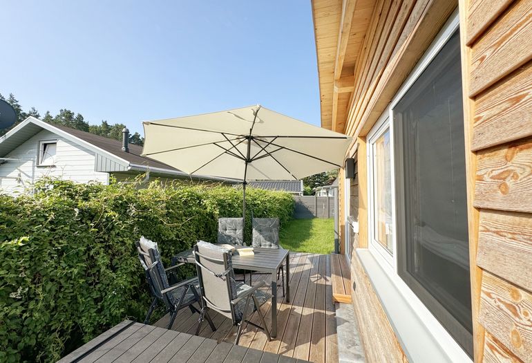 Terrasse mit Sonnenschirm