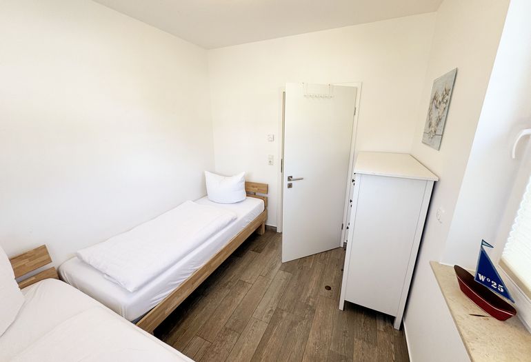 2.Schlafzimmer mit Einzelbetten und Kommode