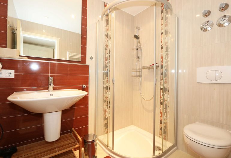 Badezimmer mit Dusche