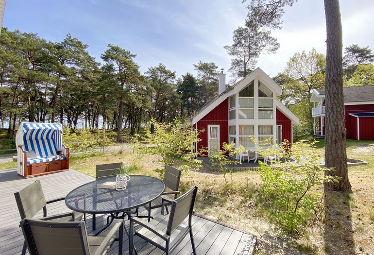 Ferienhaus Sandkörnchen - große Außenterrasse lädt zum Verweilen ein.