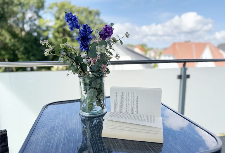 überdachter und bestuhlter Balkon (Süd/West) überdachter und bestuhlter Balkon (Süd/West)