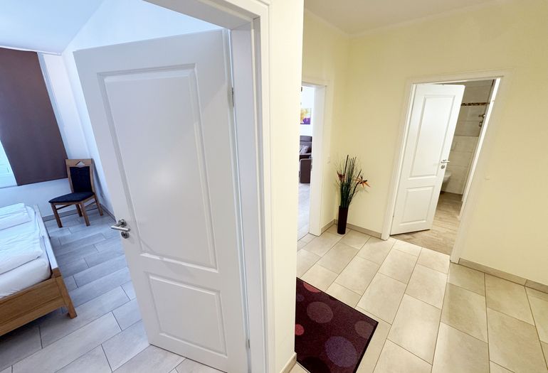 Blick vom Flur in das Schlafzimmer