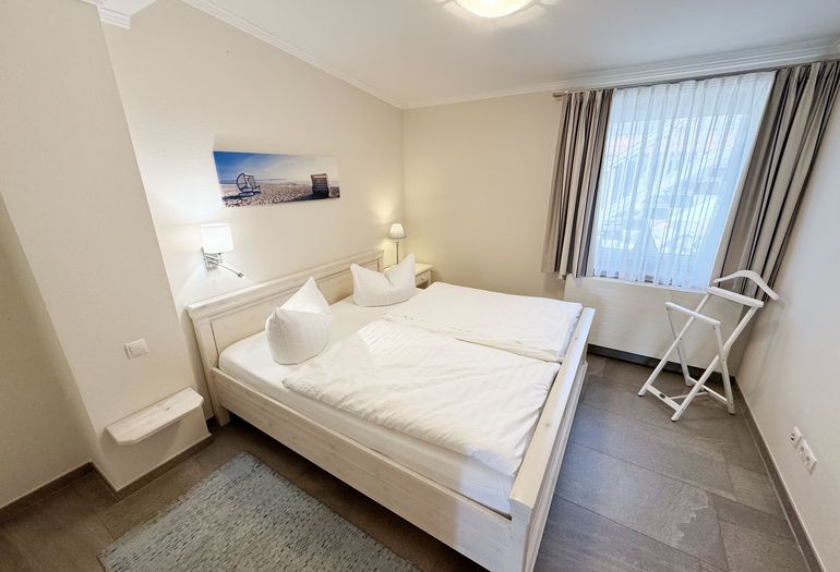 Schlafzimmer mit Doppelbett