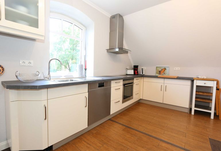 Küchenzeile mit Backofen