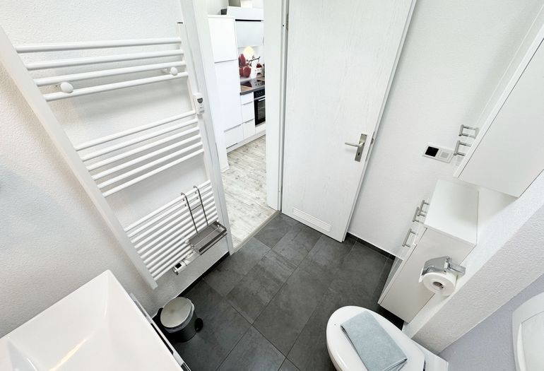 Bad mit Waschbecken, Dusche, WC, Kosmetikspiegel, Handtuchheizkörper