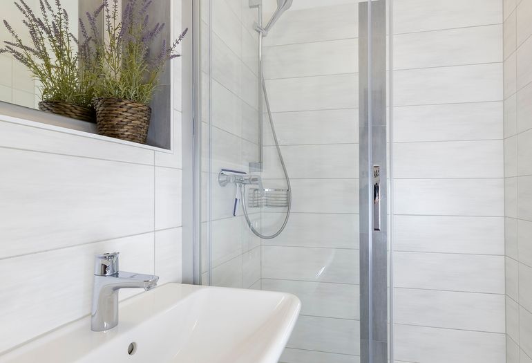 Badezimmer mit Dusche und WC Badezimmer mit Dusche und WC