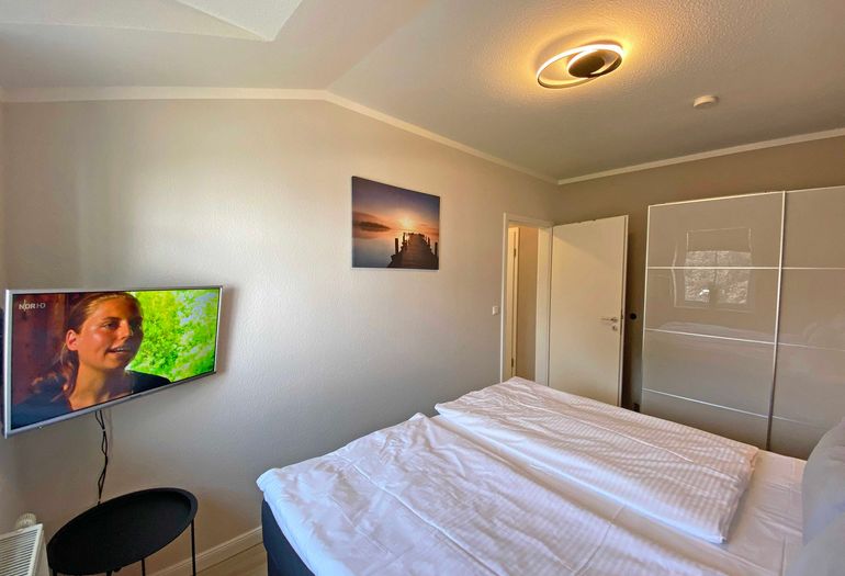 1. Schlafzimmer mit TV