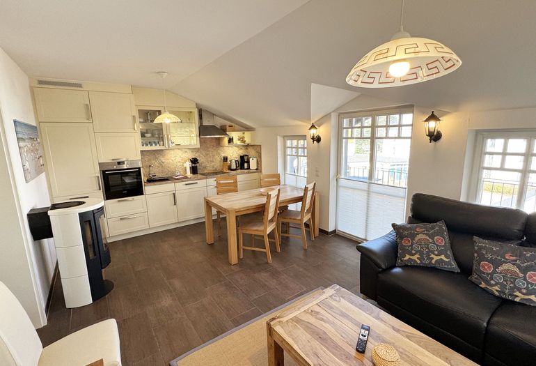 Küchenzeile mit diversen Küchenutensilien