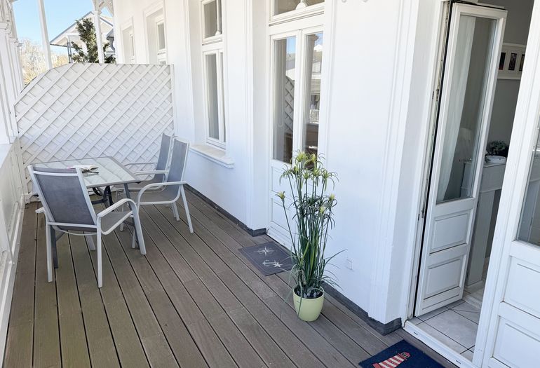bestuhlter Balkon