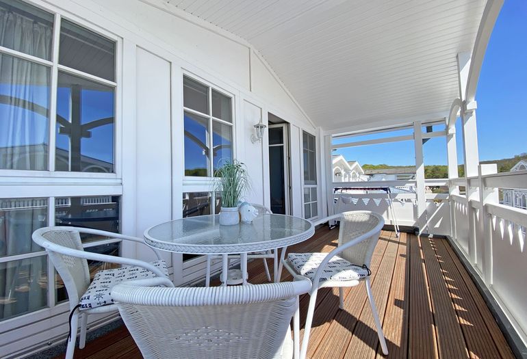 bestuhlter Balkon