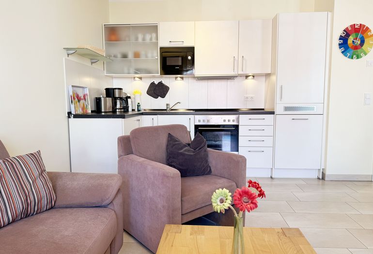 Blick vom Wohnbereich in die Küche