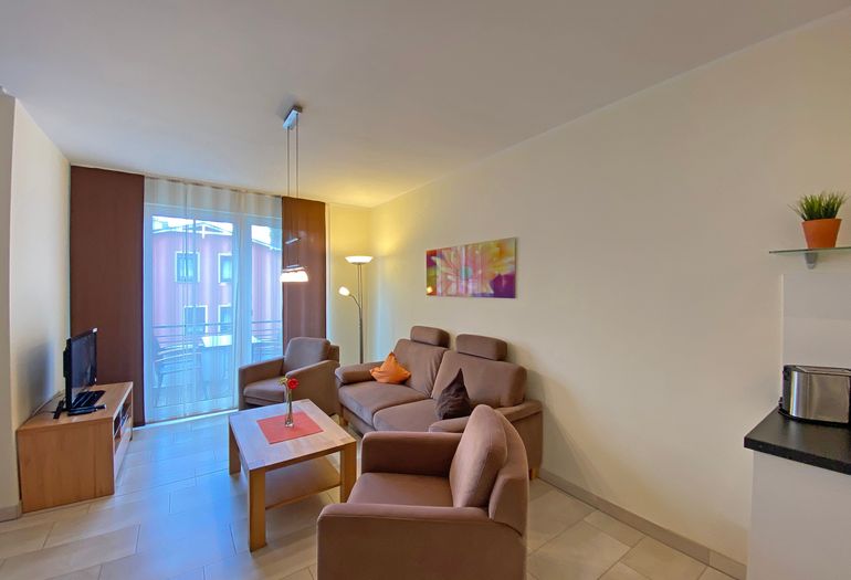Wohnzimmer mit Couch und TV Wohnzimmer mit Couch und TV