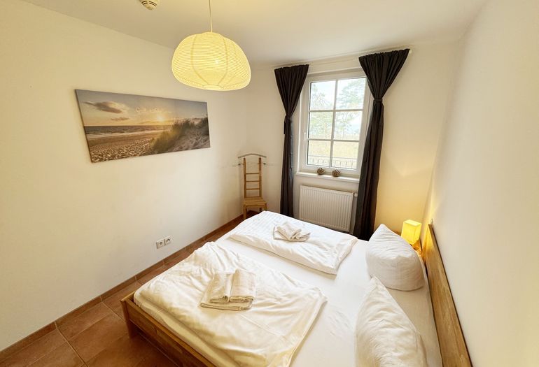 Schlafzimmer mit Doppelbett