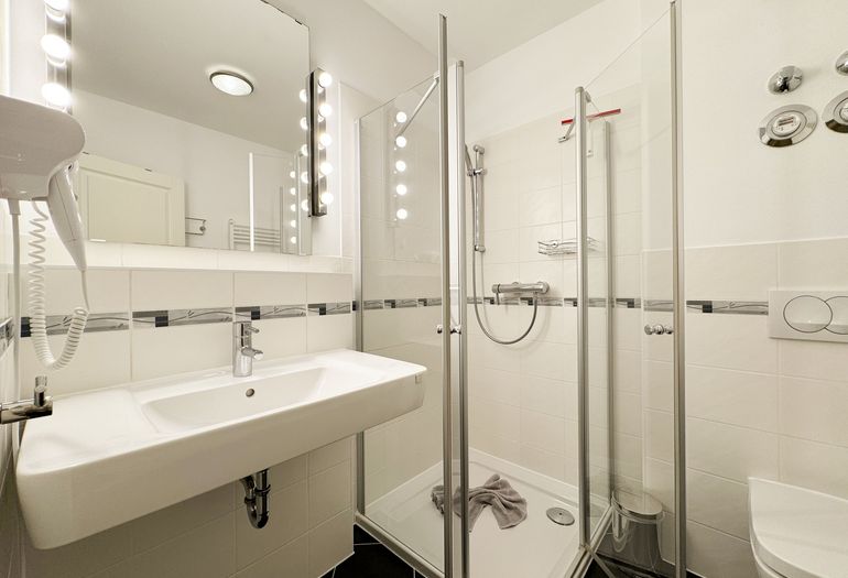 Badezimmer mit flachem Duscheinstieg Badezimmer mit flachem Duscheinstieg