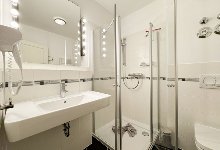 Badezimmer mit flachem Duscheinstieg Badezimmer mit flachem Duscheinstieg