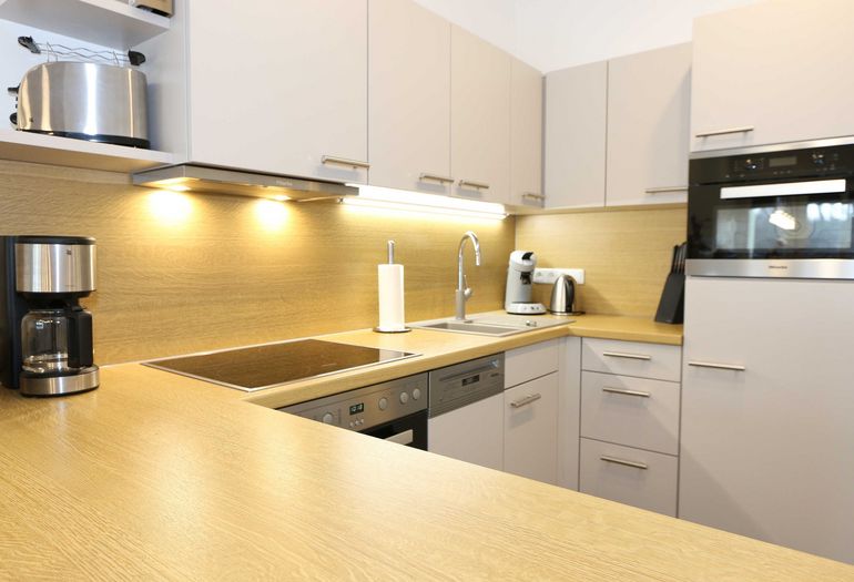 moderne Küche mit Ceranfeld